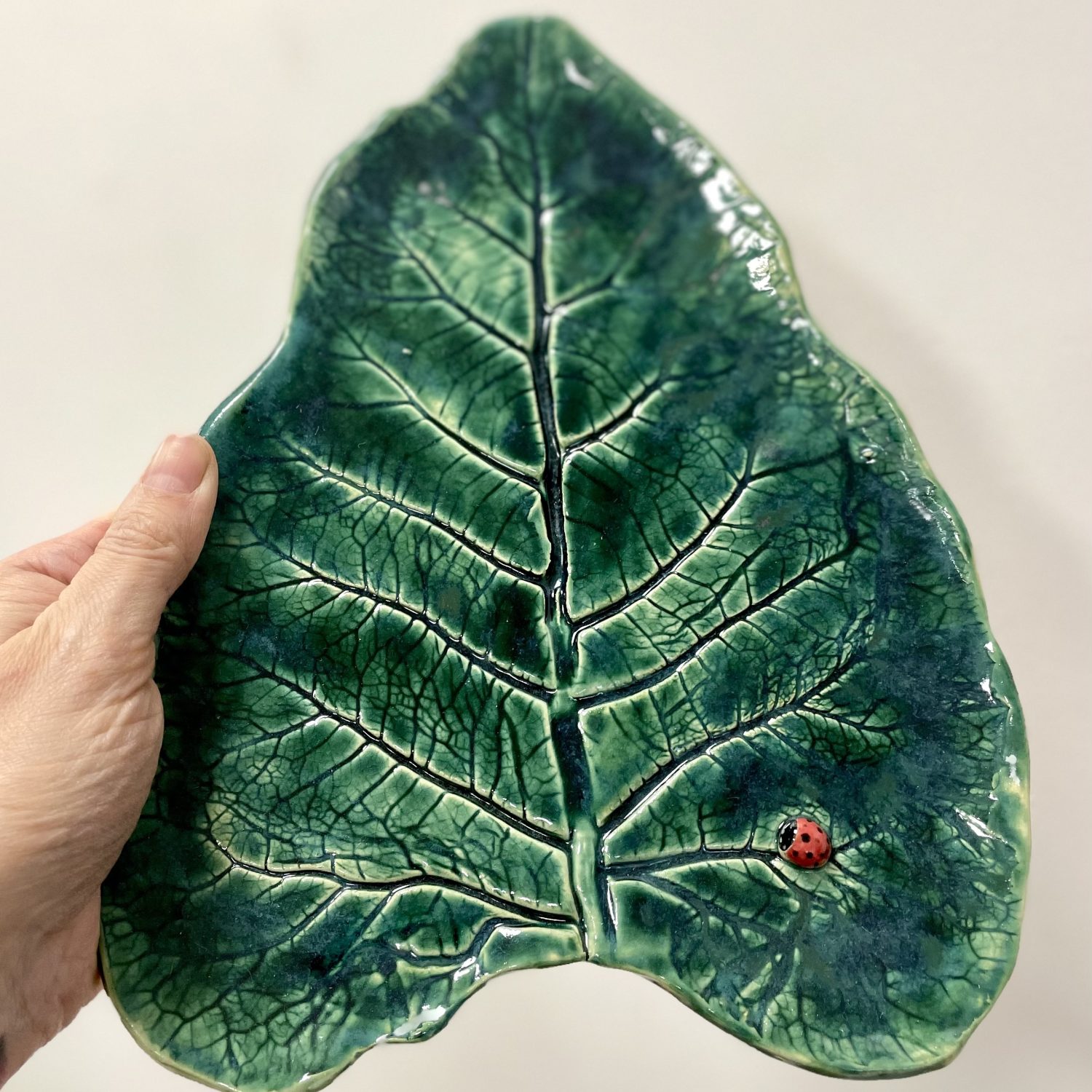 Ciemna ceramiczna patera liść z biedronką